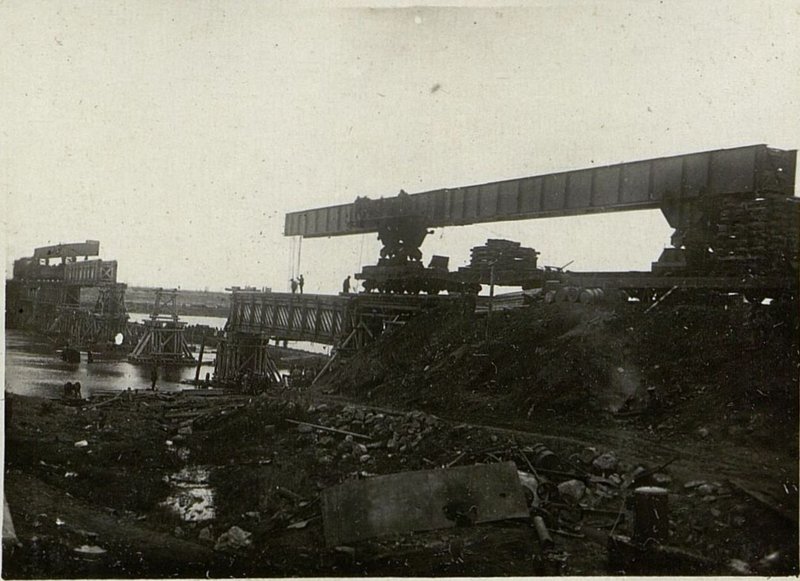 Image: Simultaneous operation of 2 jib cranes for the installation of the Town's superstructures on the supports