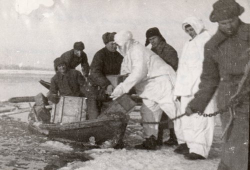 Разгрузка боеприпасов. г. Сталинград, 1942 г.