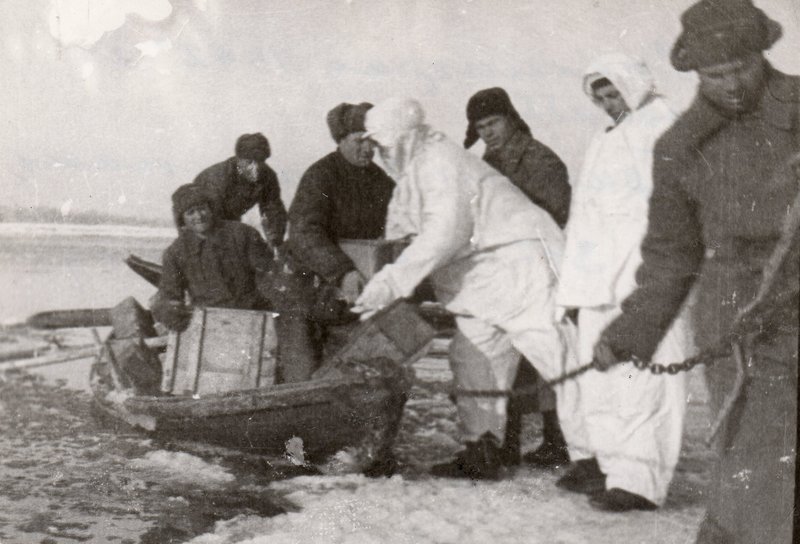 Разгрузка боеприпасов. г. Сталинград, 1942 г.