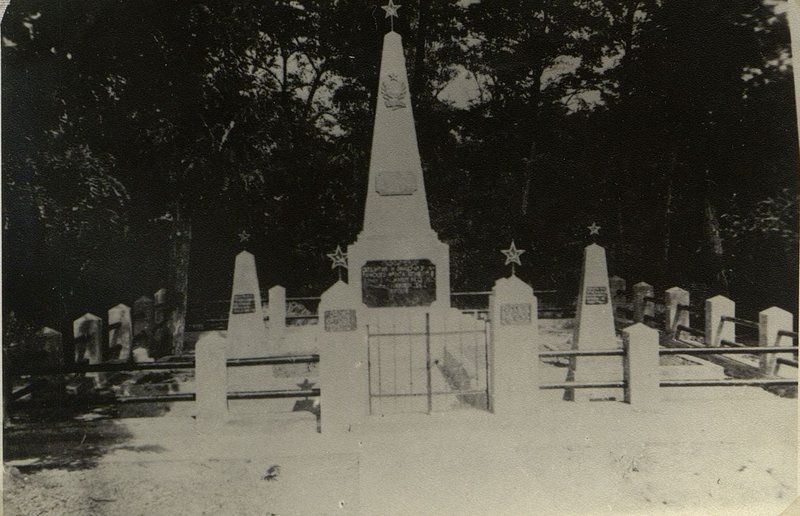 Фотография: г. Геделле. Памятник-монумент погибшим рядовым и сержантам