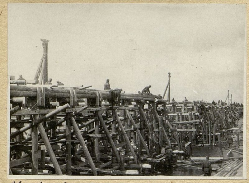 Фотография: Укладка деревянных прогонов на левобережной эстакадной части