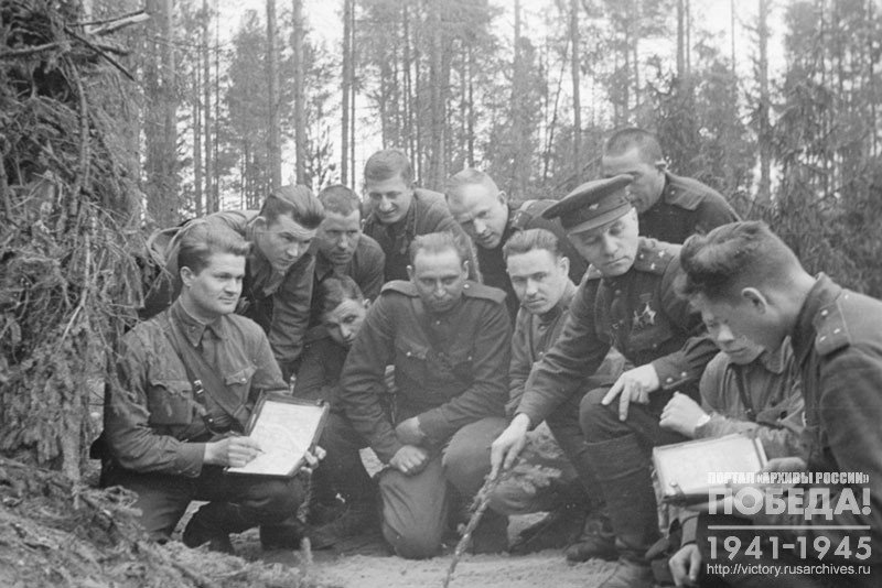Командир части подполковник Г.М. Середин проводит занятие с группой офицеров по тактике лесного боя