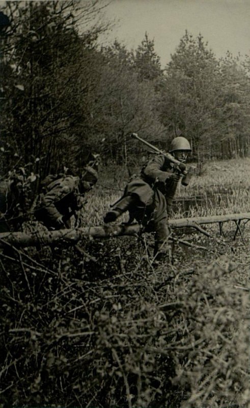 Фотография: Штурмовой батальон гвардии капитана Сурова с боями подходит к реке Шпрее и стремительно форсирует ее