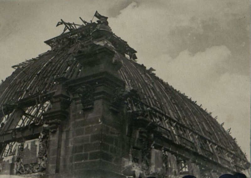 Image: Victory banner on the dome of the Reichstag