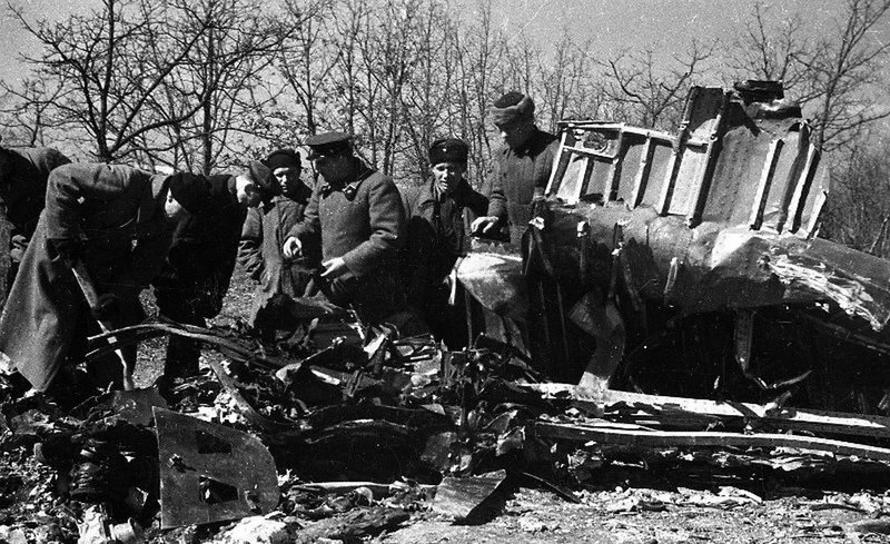 Оборона Севастополя. Около сбитого фашистского самолета.