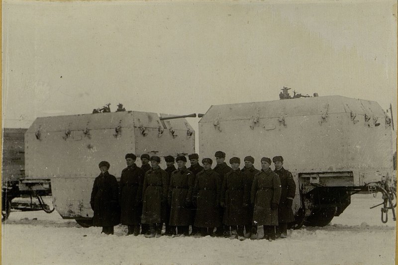 Фотография: Общий вид бронеплощадки ПВО-4 с командой