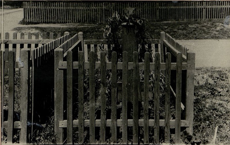 Image: Individual grave of an unknown soldier of the Soviet Army