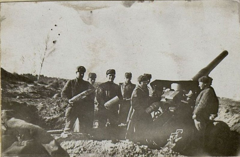 Фотография: Расчет сержанта Воробьева ведет огонь по противнику на подступах к Данцигу.