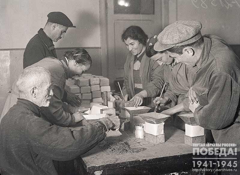 Employees of the Tbilisi Geological Directorate pack parcels with tobacco