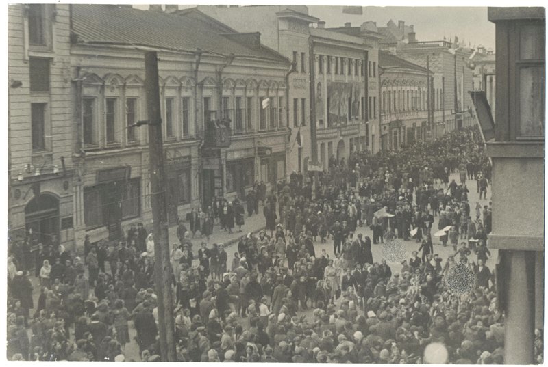 День Победы 9 мая на улице Баумана в Казани. 1945 г. Казань
