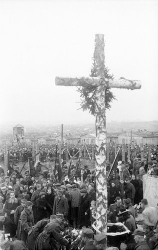 Панихида на могилах жертв немецких оккупантов на месте концентрационного лагеря в Майданеке