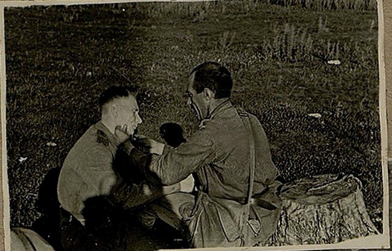 Image: Barber shaves the sergeant at the exit of the part