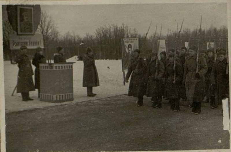Фотография: Вручение Красного Знамени части подполковника товарищ Гавриленкова командующим Южно-Уральского Военного округа генерал-полковником товарищем Рейтер