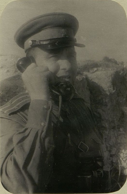 Фотография: Комендант 109 укрепленного района. Полковник Вавин на своем командном пункте в Хутоу