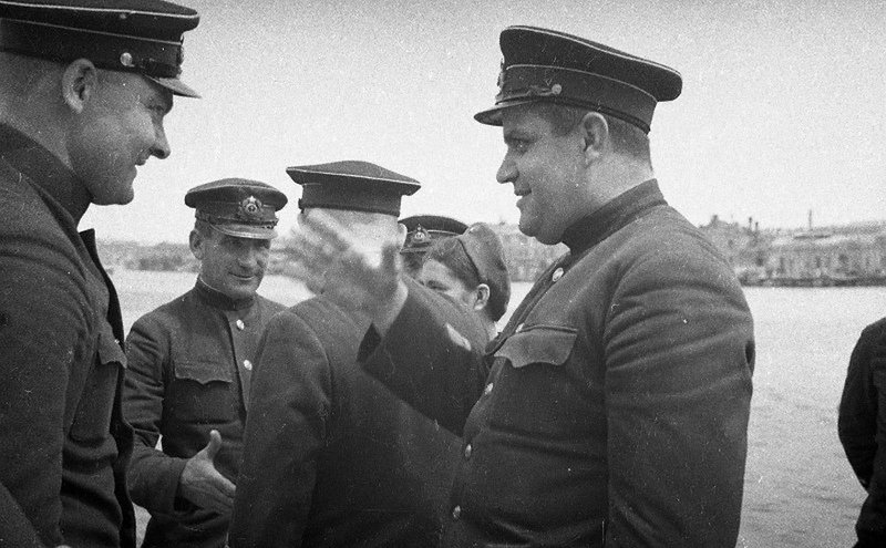 Командующий флотом Филипп Сергеевич Октябрьский и член Военсовета дивизионный комиссар Николай Михайлович Кулаков среди летчиков