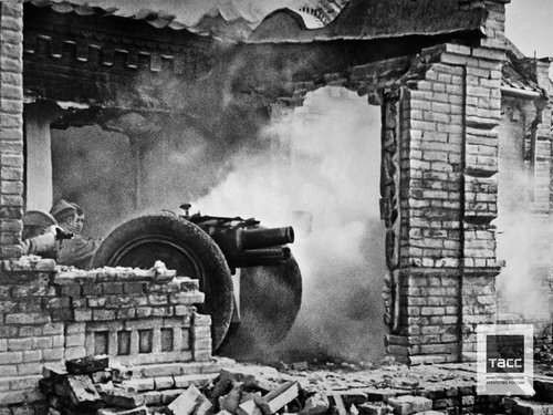Советские артиллеристы во время уличного боя, Мелитополь