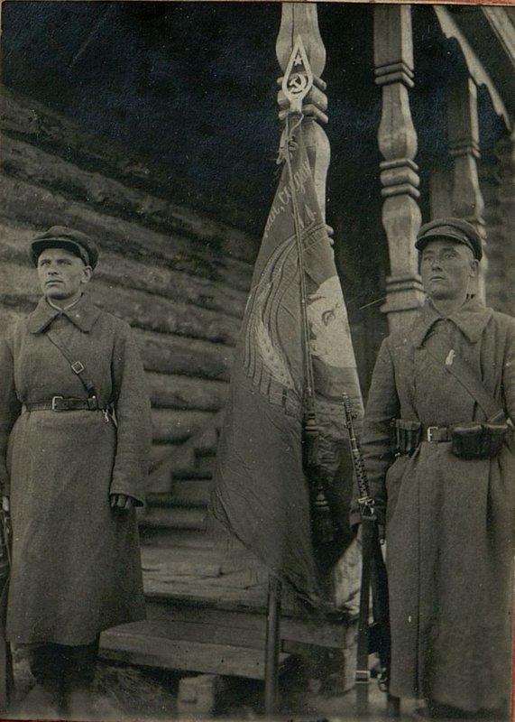 Image: The banner of the workers of the Yaroslavl region, presented to the command of our division by delegates — Yaroslavl