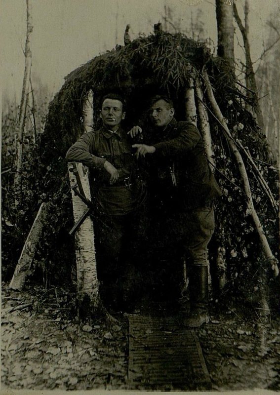 Фотография: район д. Чайниково Герой Совесткого Союза капитан Усов П.В. со старшим политруком Меркушевым в свободную минуту