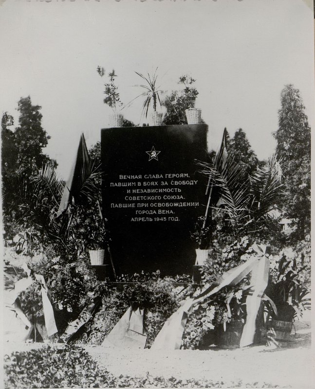 Фотография: Братская могила на воинском кладбище (10 район)