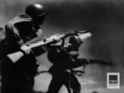 Советские пехотинцы во время атаки