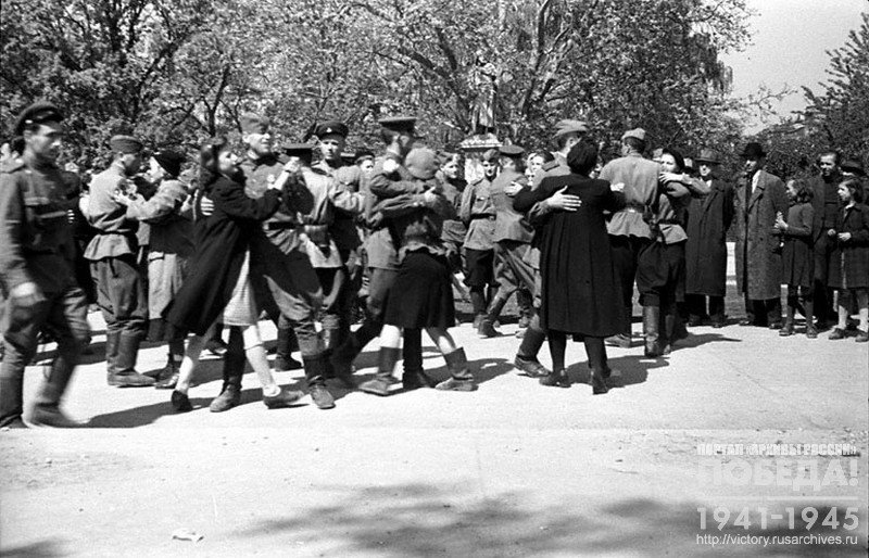 Dancing on the streets of Vienna on the Victory Day occasion