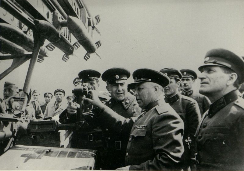 Фотография: Генерал-полковник товарищ Бюрюзов вручает ордена Советского Союза болгарским генералам и офицерам