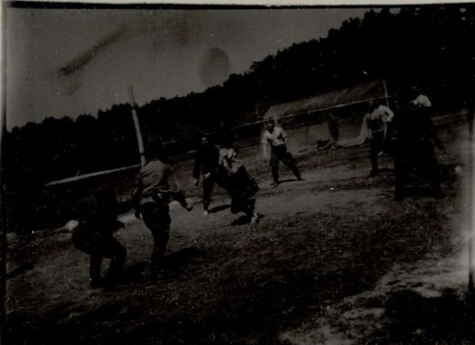 Фотография: В часы досуга. Игра в волейбол