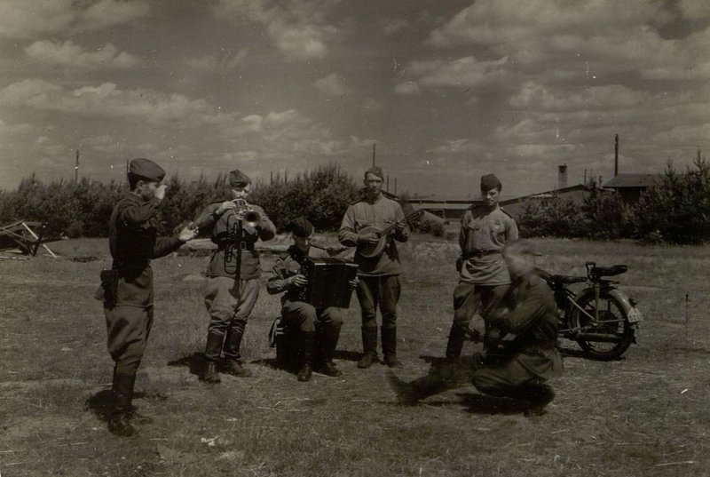 Фотография: Личный состав ПАРМ-1 использует выходной день на досуге