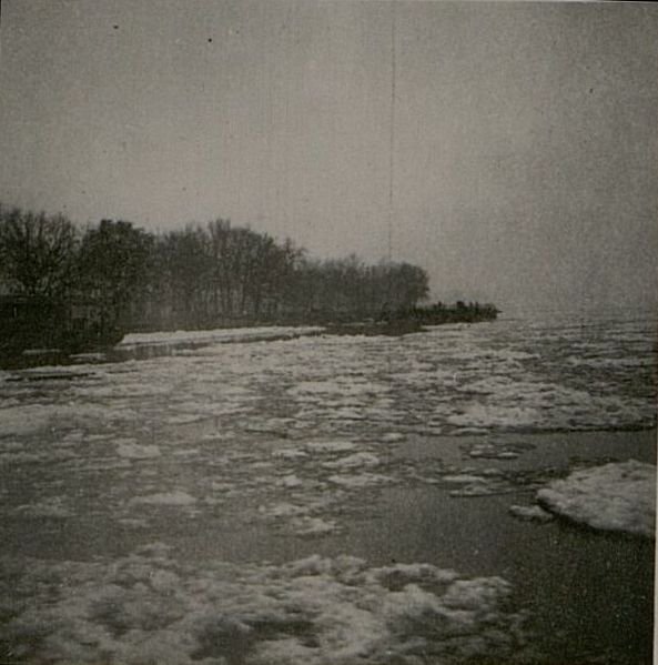 Image: Ice drift on the Danube river in the Dunapentele region