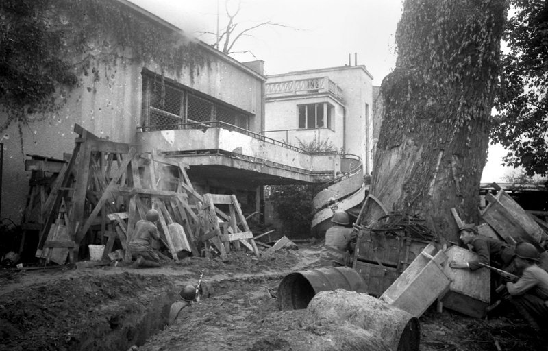 Soviet and Polish infantrymen in the Berlin suburb