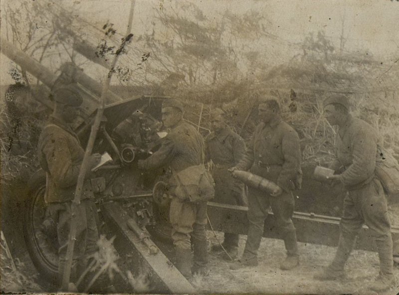 Фотография: Орудие сержанта Руденко П.П. на огневой позиции ведет огонь по батареям противника. В результате батарея противника была подавлена