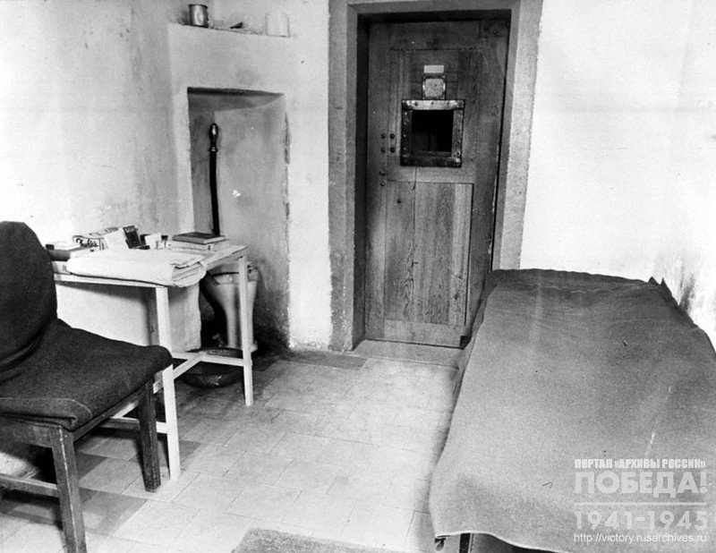 Внутренний вид одиночной камеры, где содержались главные немецкие военные преступники
