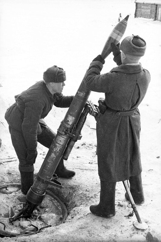 «Калининский фронт. Расчёт 82-мм батальонного миномёта образца 1937 года БМ-37.»