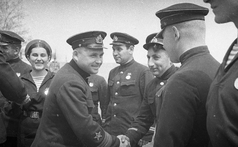 Naval commander Filipp Oktyabrsky and Divisional Commissioner Nikolai Kulakov, a Military Council member, with pilots
