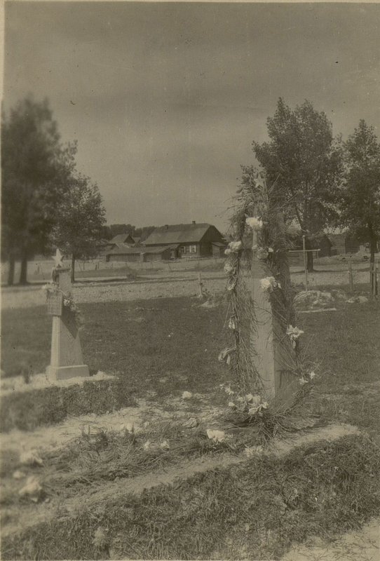 Фотография: Могилы гвардии старшего сержанта Недик Всеволода Гавриловича и командира партизанского отряда Коновалова Николая Никифоровича, 1946 г., гражданское кладбище, южная окраина г. Речица