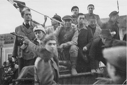 Фотоснимок от 23 октября 1944 года, освободители-бойцы Дунайской флотилии и местные жители, гор. Нови-Сад, Сербия