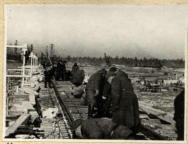 Фотография: Укладка рельс на установленные пролетные строения