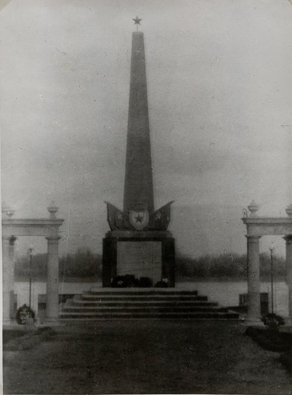 Фотография: г. Мохач. Памятник-монумент павшим гвардейцам