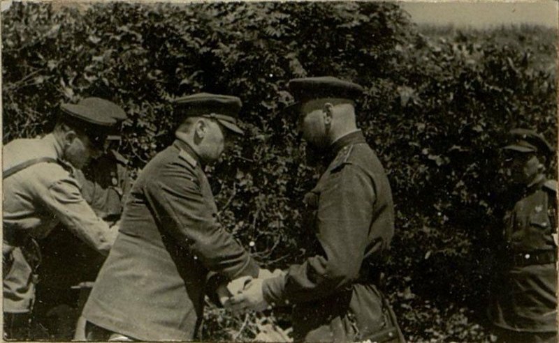 Фотография: 6 июля 1943 года. "Малая Земля". Командующий 18 десантной армии генерал-лейтенант Леселидзе вручает ордена людям наших подразделений