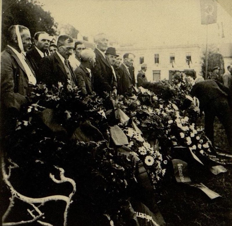 Image: The population of the city lays wreaths on the graves