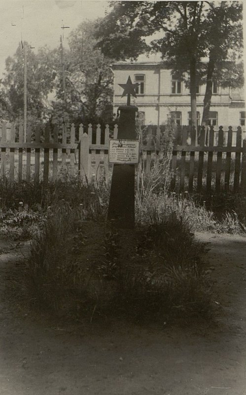 Фотография: Воинское захоронение красноармейцев Юшкина Н.В., Тупей Г.А., Крупина Ф.И., Паршенкова М.П. и Младший сержанта Орсаранова О.