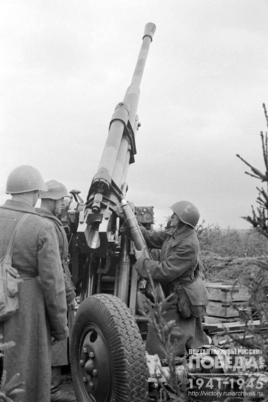 Commander of the 1st gun of the 2nd anti-aircraft battery conducts a training session with a gun crew