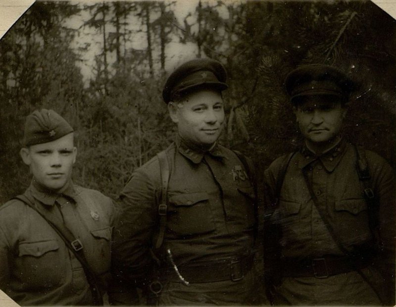 Фотография: За умелое руководство боем по овладению опорным пунктом противника в роще "Фигурная" награждены: командир 312 стрелкового полка подполковник товарищ Черепанов и командир 3-го стрелкового батальона старший лейтенант товарищ Крелин - орденом "Красного Знамени" и командир 2 стрелкового батальона капитан оварищ. Захаров - орденом "Красной Звезды"