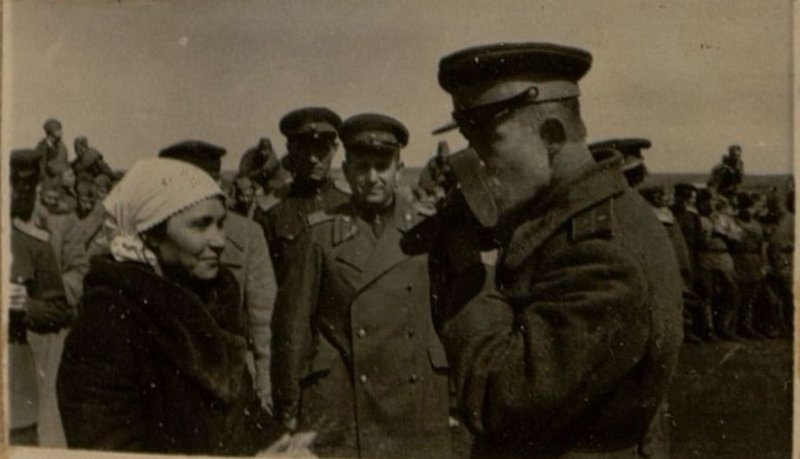 Фотография: Вручение оружия О.Д. Ромашко