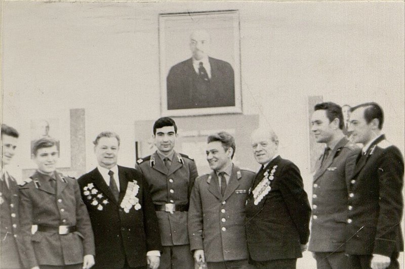 Image: Kadatsky S.Z. and Oshanin S.M. among the young soldiers of the regiment in 1974
