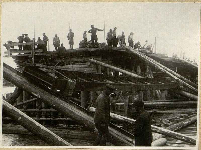 Фотография: Поперечная надвижка с понтонного моста ферм разводного пролета на р. Нева
