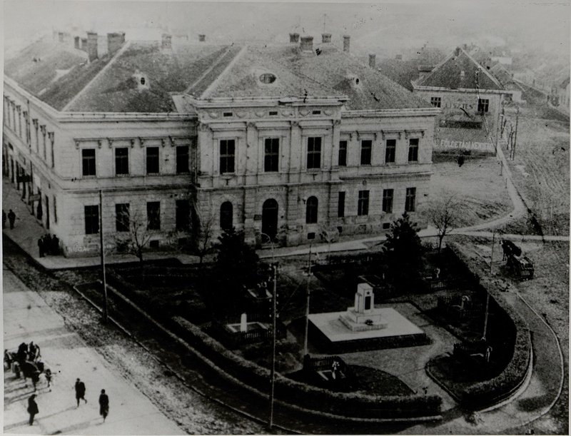 Фотография: г. Беретье-Уйфалу. Воинское кладбище с памятником-монументом