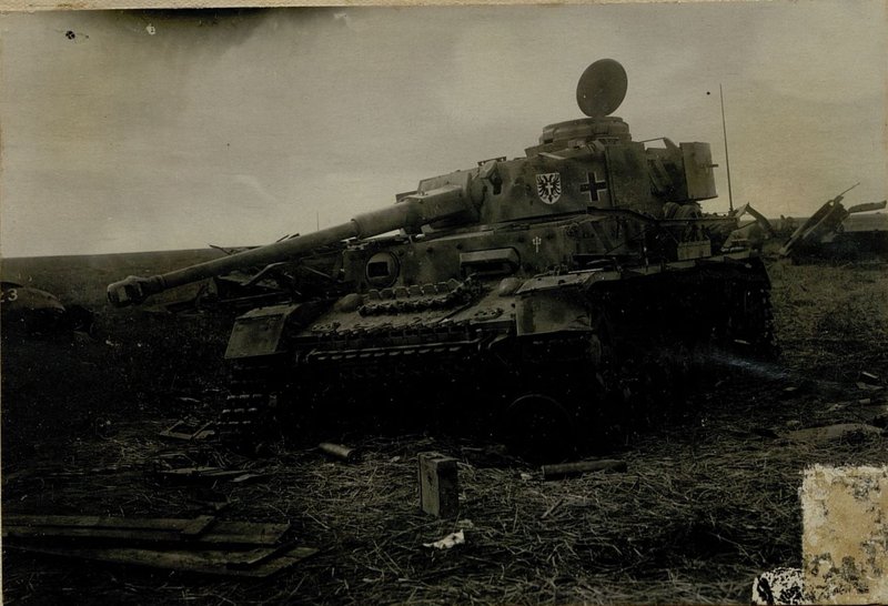 Image: Tank "Tiger", knocked out on 15.7.43 on the southern outskirts of Soglasny by direct hits of 122 mm shells. The fire was led by the 4th battery of the 872 howitzer artillery regiment of the 12th Artillery Division (872 GAP 12 AD) of the Reserve of the High Command with direct fire from a distance of 600 mtr