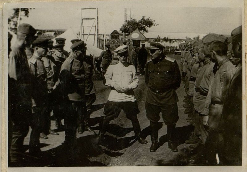 Фотография: Член Военного Совета генерал Чекаловский среди репатриированных воинов Красной Армии