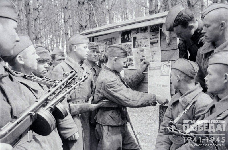Editor of a combat leaflet of the machine gun company posts the latest issue on the board